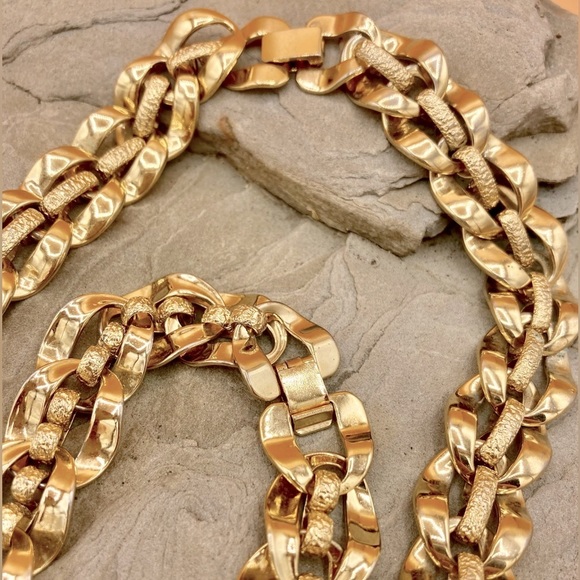 Elegant Gold Necklace Set - Picture 4 of 8